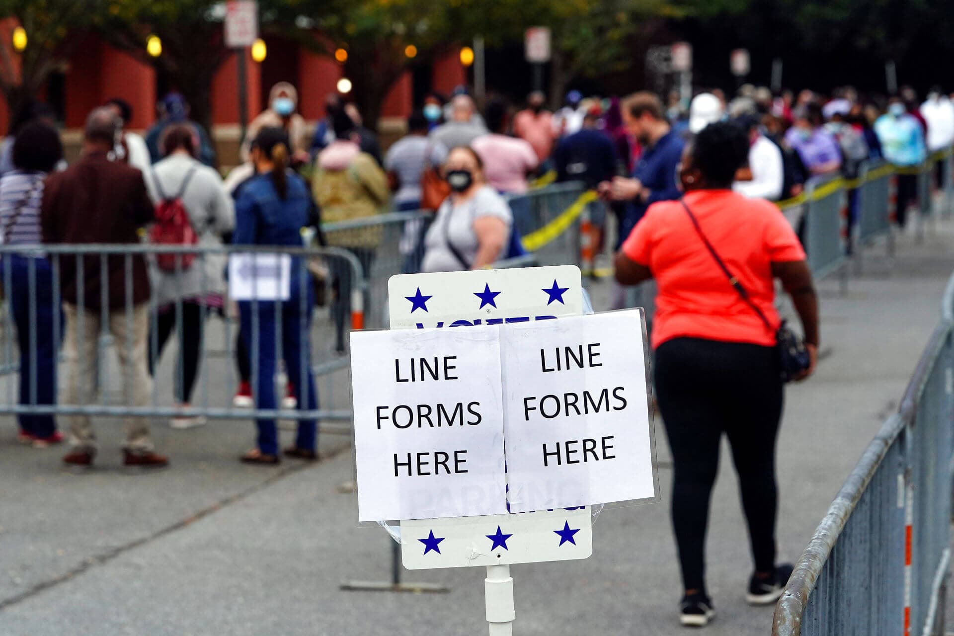 Valget i USA var præget af kaos og lange køer ved valgstederne for vælgere, der ville afgive stemmer både før og på selve valgdagen.