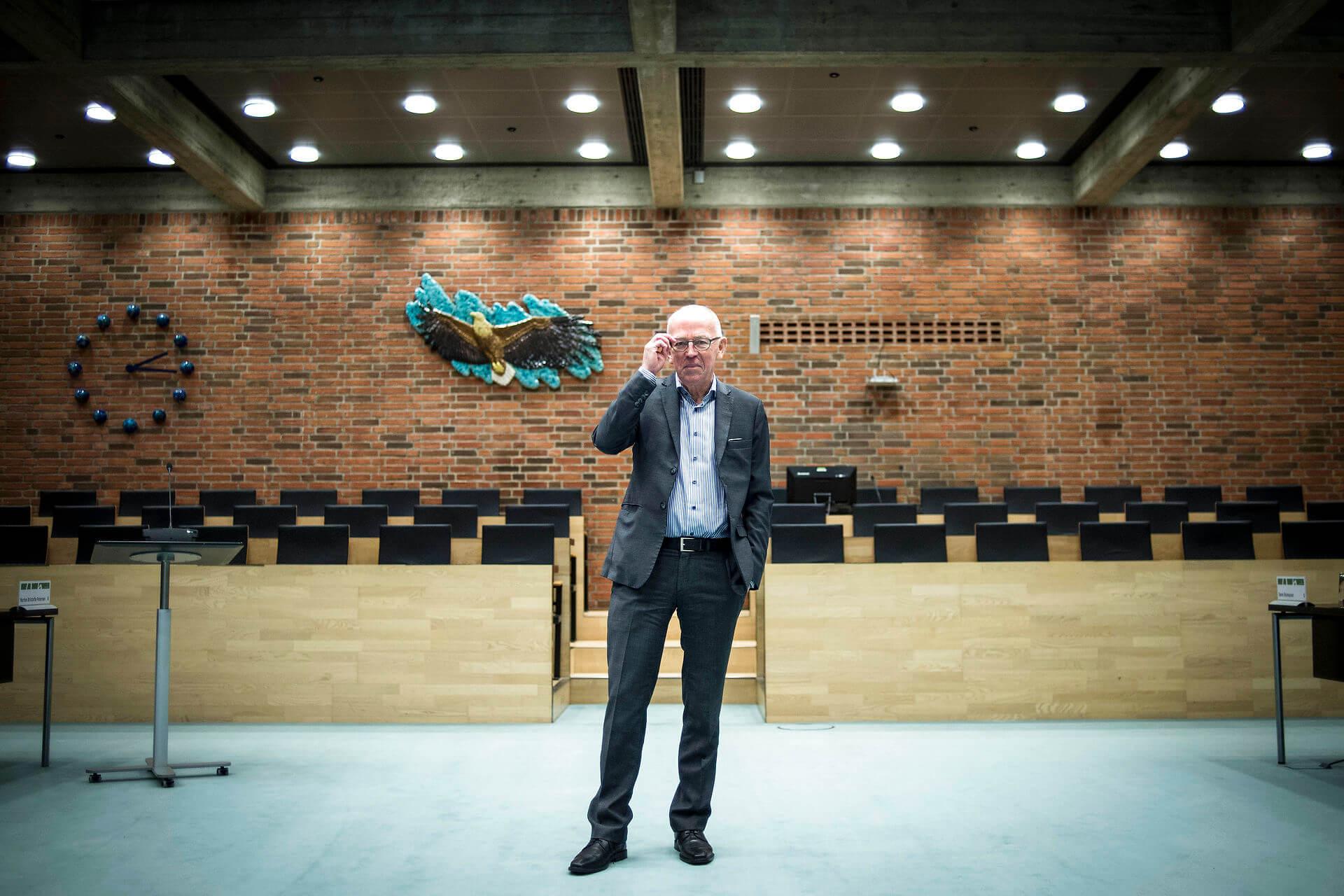 Villy Søvndal står i regionsrådssalen i Region Syddanmark. Her blev han valgt ind i 2017, men én periode er nok for den 68-årige SF’er, der nu stiller op til kommunalvalget.