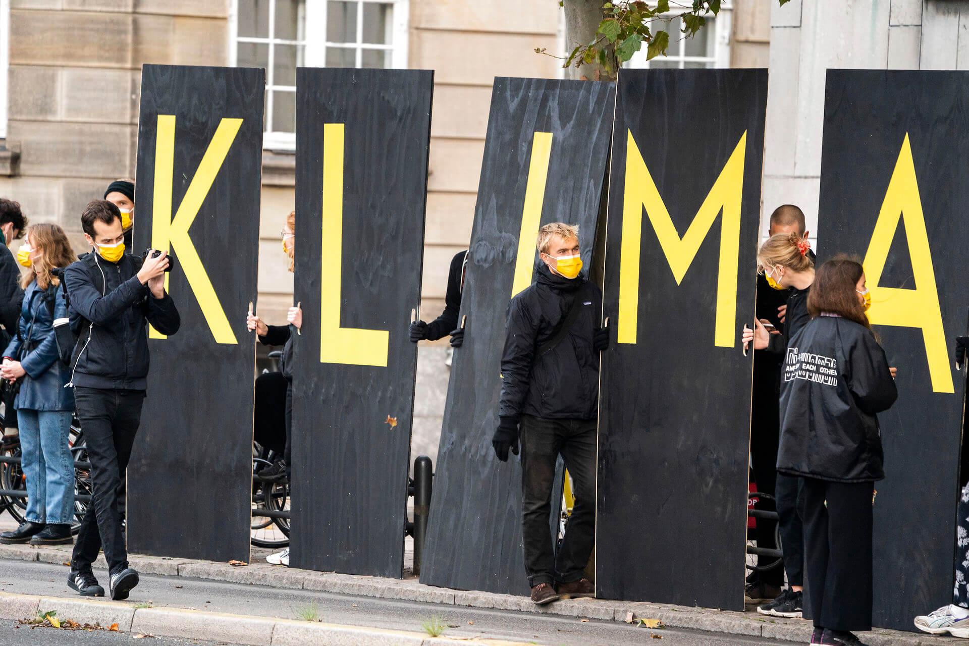 Klimademonstranter ved Holmens kirke. Folketinget åbner og dagen indledes med gudstjeneste i Holmens Kirke i København, tirsdag den 6. oktober 2020.