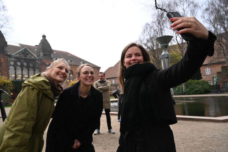 Miljøminister Lea Wermelin (S) præsenterede naturpakken i Biblioteksparken ved Christiansborg og stillede op til selfies.