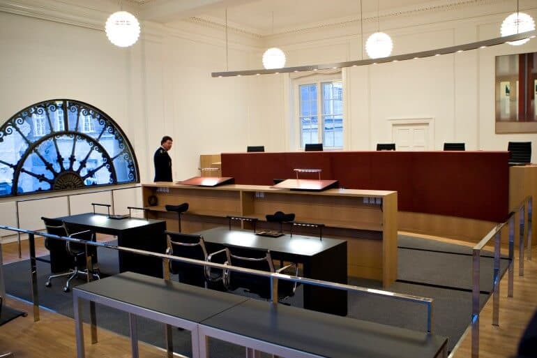 Trods sin status som verdens mindst korrupte land har Danmark også sin andel af sager, hvor embedsmænd må en tur i retten.