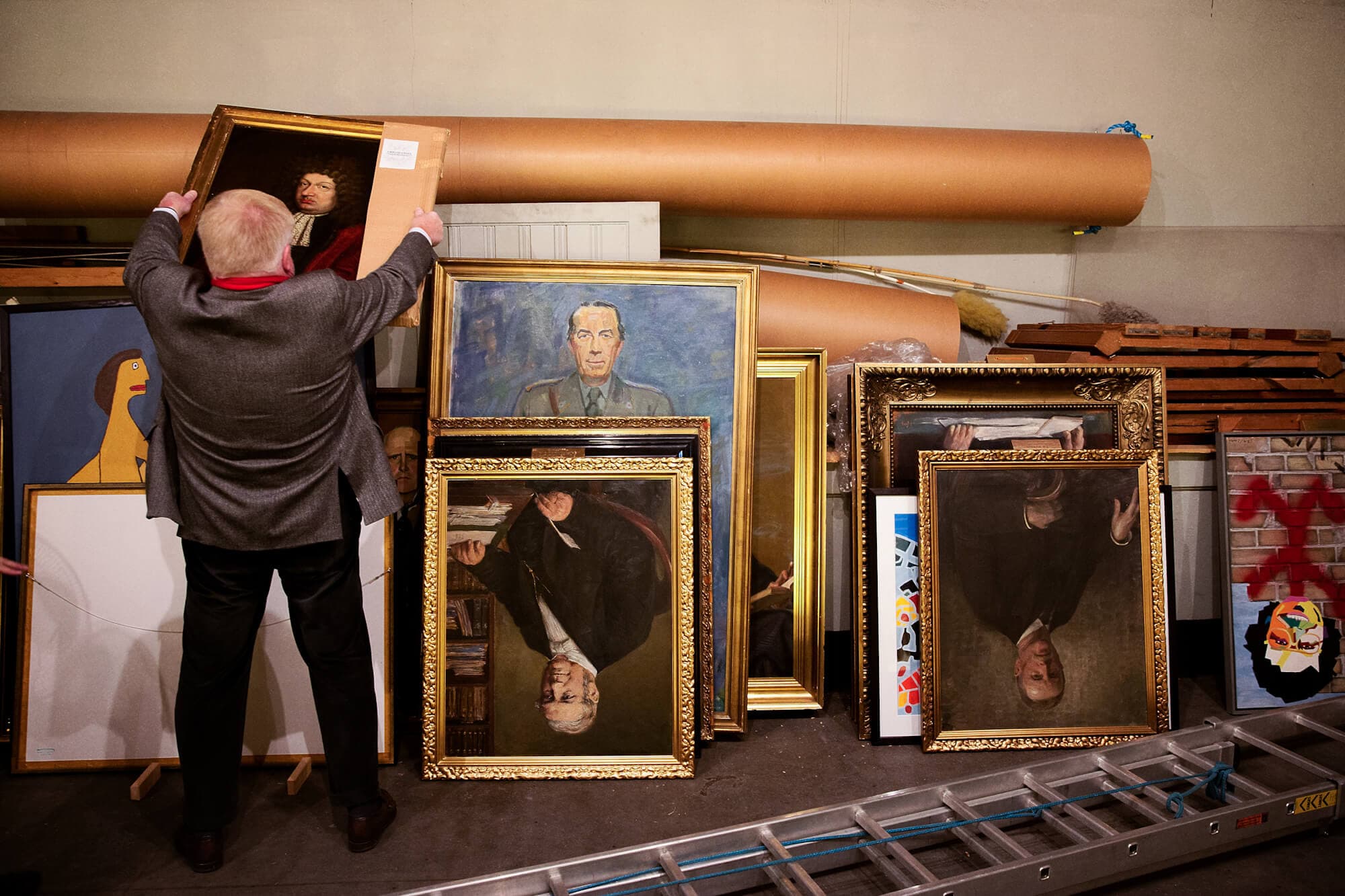 Mange kommuner modtager kunst i gave, og i forbindelse med kommunesammenlægningerne i 2007 blev en del til overs.