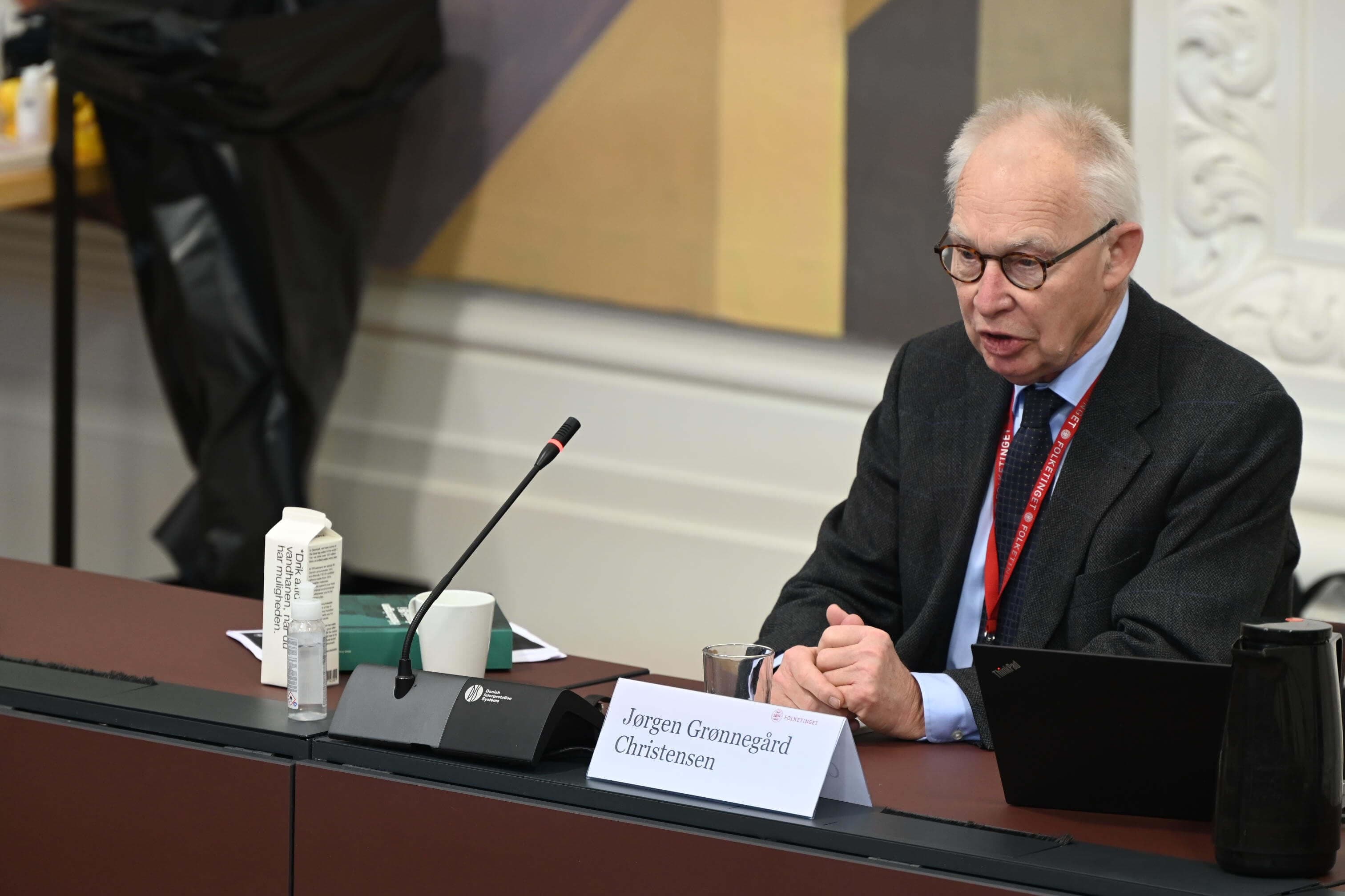 Formanden for ekspertgruppen, Jørgen Grønnegård Christensen, fremlagde fredag en 600 siders lang rapport, hvori det blandt andet konkluderes, at beslutningen om nedlukning af samfundet i marts primært blev truffet i Statsministeriet.