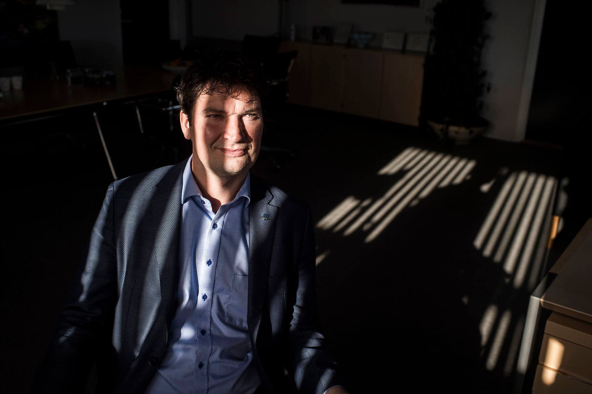 Når Henrik Rasmussen (K) fylder 50 år lørdag, kan han se tilbage på foreløbig 11 år som borgmester i Vallensbæk, hvor De Konservative har absolut flertal i byrådet.