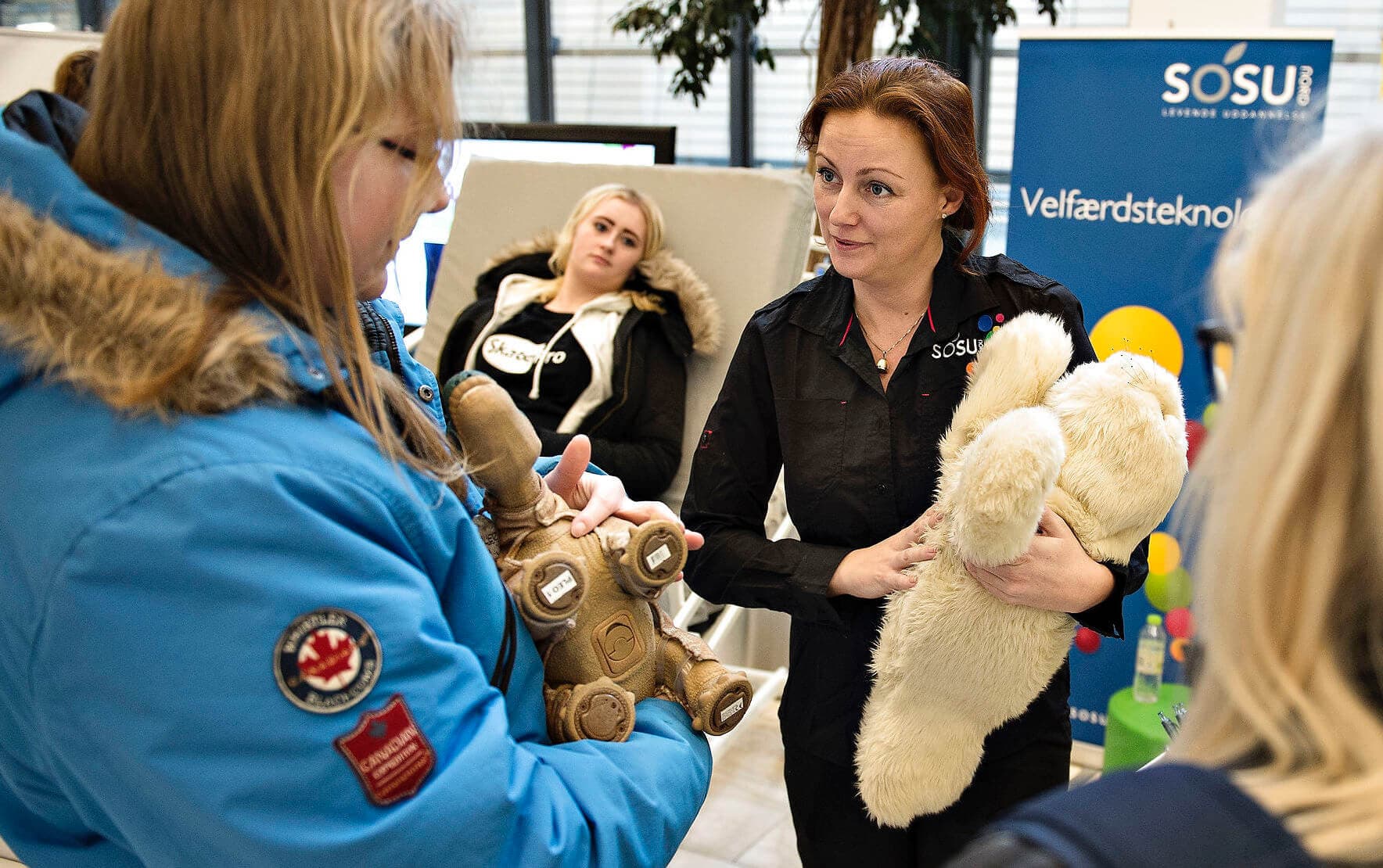 Det bliver en udfordring at få plejepersonale nok til de store årgange af ældre. Men velfærds-teknologiske løsninger kan måske gøre SOSU-jobbet mere attraktivt og meningsfuldt, forudser Anders Lyck Fogh-Schultz. Billedet her er fra uddannelsesmessen Se, mærk og oplev Den Hvide Verden, hvor der var mulighed for at holde en kælerobot på SOSU-standen.