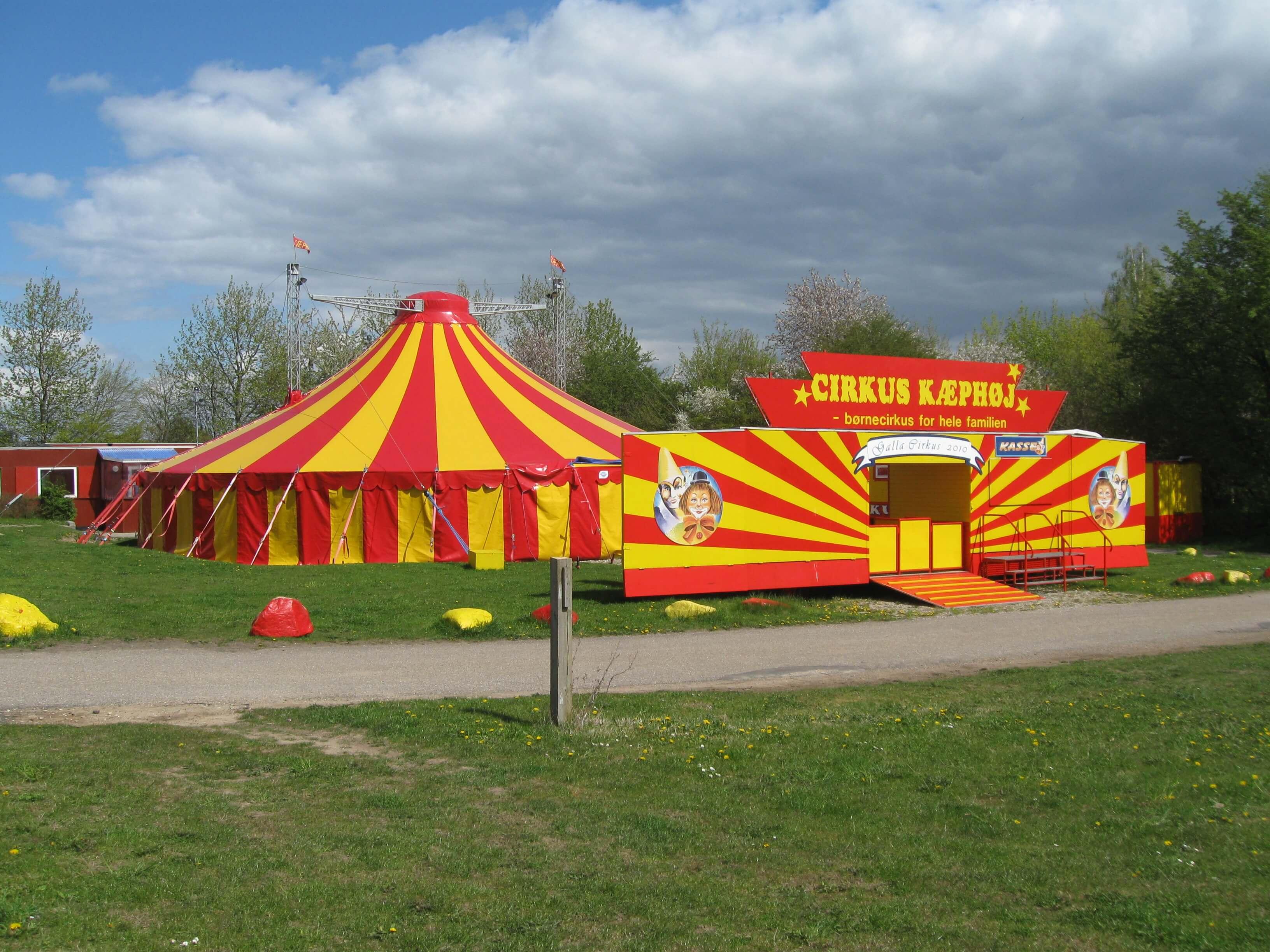 Cirkus Kæphøj holder sine forestillinger i et vaskeægte cirkustelt i sommerhalvåret og byder på alle de traditionelle cirkusgenrer, blandt andet trapez-opvisning. 