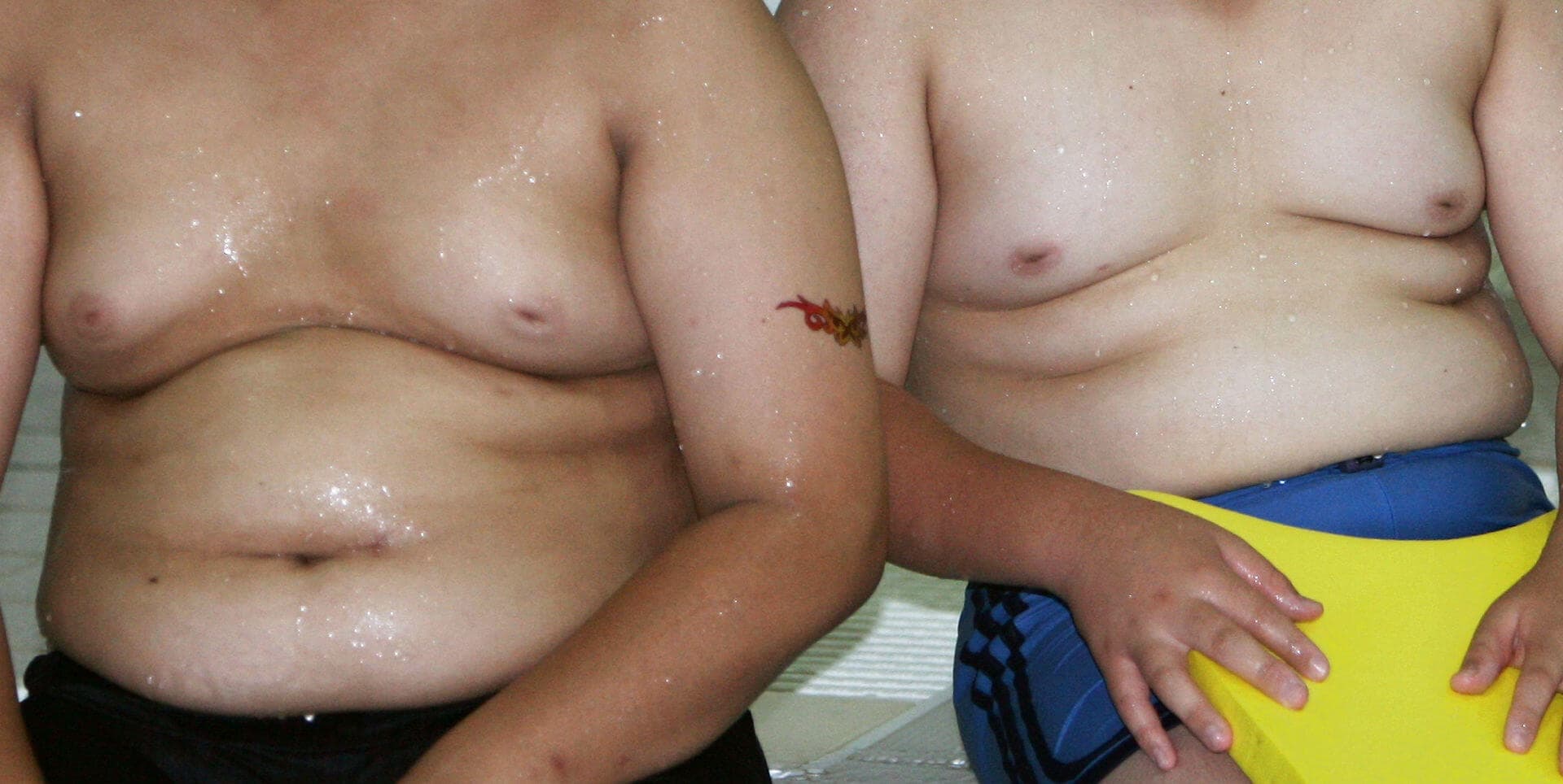 Omkring 15 forskere har været inde over en ny rapport, som konkluderer, at man ikke kan koge udvikling af overvægt hos børn og unge ned til at handle om, at man har bevæget sig for lidt eller spist for meget. Gener spiller en stor rolle, og det samme gør ulighed i sundhed, siger professor og overlæge.