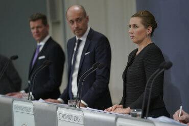 Søren Brostrøm, Magnus Heunicke (S) og Mette Frederiksen på det historiske pressemøde for præcis et år siden. Siden har flere fulgt. 