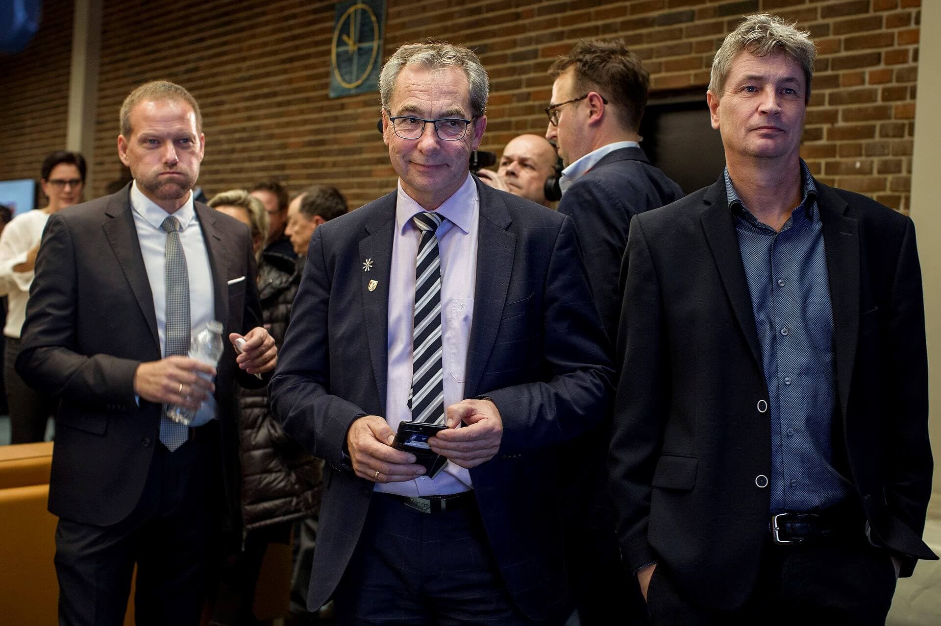 John Brædder i midten er borgmester i Guldborgsund Kommune. Han repræsenterer landets stærkeste lokalliste, Guldborgsundlisten, som har ti medlemmer af byrådet. Men han er en undtagelse fra reglen.