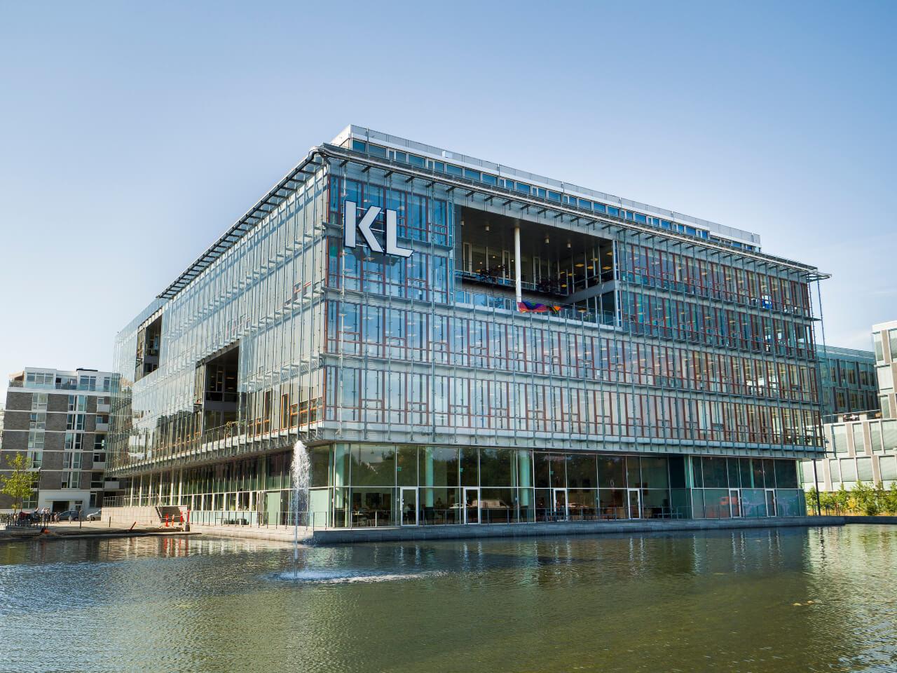 KL-Huset ligger på Weidekampsgade på Amager i København. Generelt er borgmestre og kommunaldirektører glade for KLs arbejde. Særligt coronaindsatsen får pæne ord med på vejen. Der er dog også plads til forbedringer. For eksempel efterlyser Slagelses kommunaldirektør mere innovation fra KLs side.
