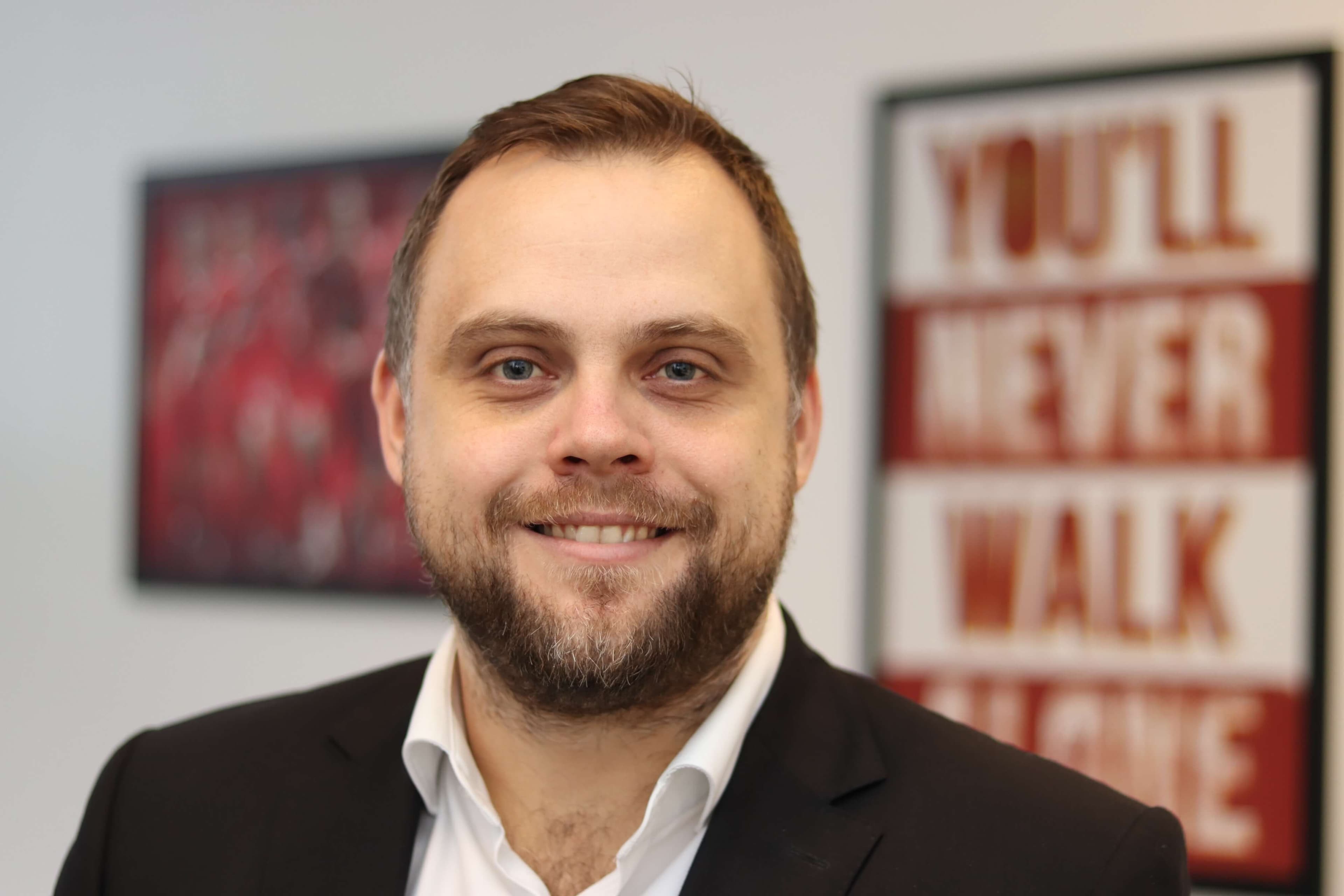 Den tidligere skolelærer Steffen Jensen (S) er ikke nogen bulderbasse, men omsorgsfuld og konsensussøgende af natur. Og så er han vild med at bruge humor til at løsne op for politiske hårdknuder og lande svære forhandlinger.