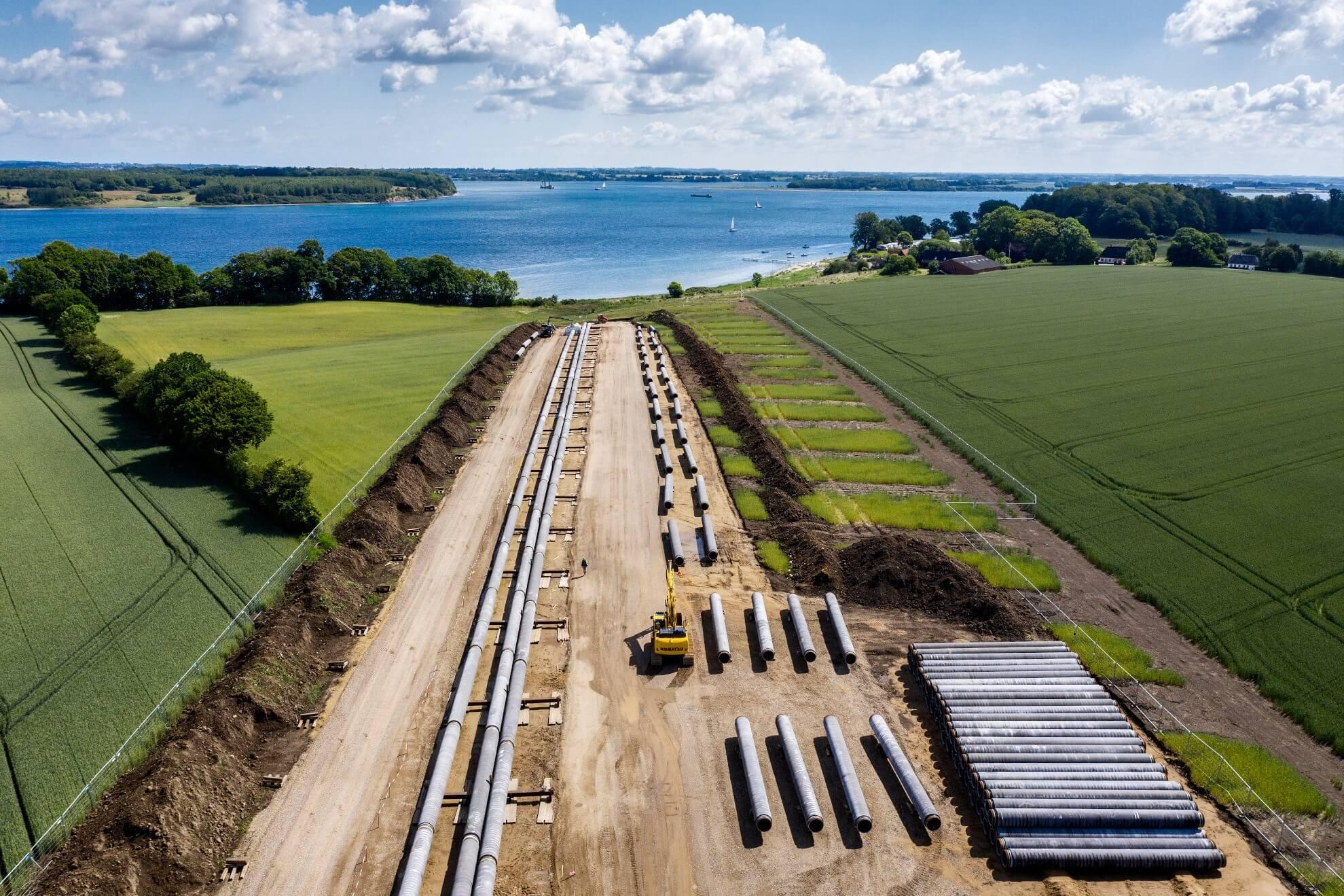 Energinet og polske Gaz-System bygger sammen gasrørledningen Baltic Pipe, som forbinder de norske, danske og polske gassystemer og skal udbygges til Lolland-Falster. Her svejses gasrør sammen vest for Lillebælt.