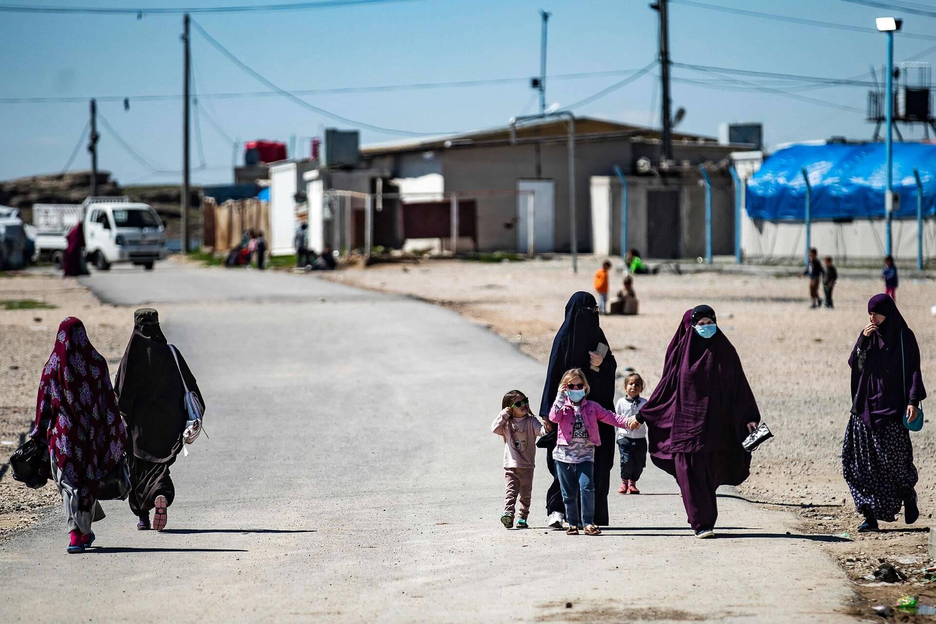 19 børn og syv mødre med rødder i Danmark lever under enormt pres i to kurdisk kontrollerede flygtningelejre i det nordøstlige Syrien.