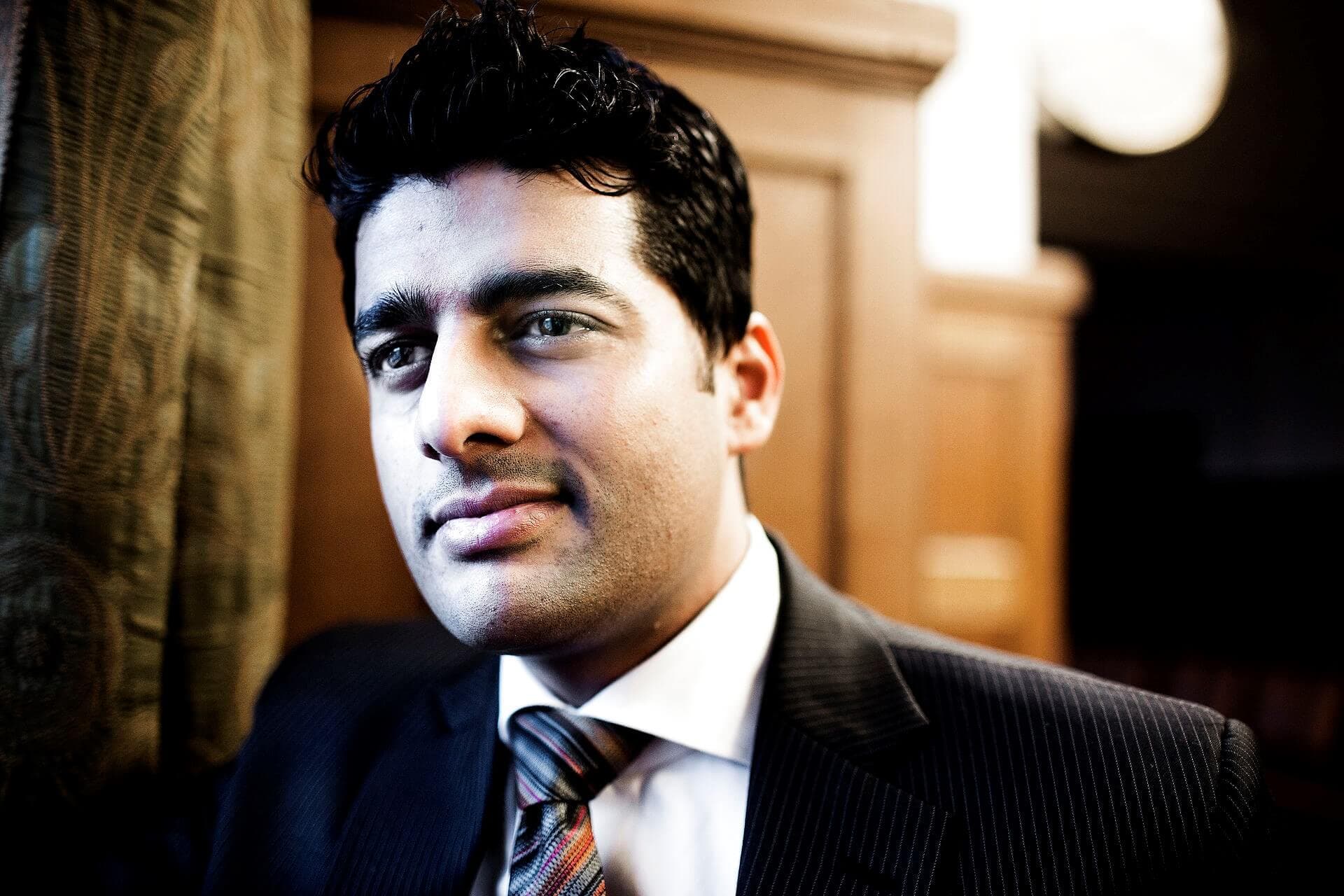 Ikram Sarwar var en af topkandidater for Socialdemokratiet ved kommunalvalget i 2013, men kort efter valget skiftede han til De radikale. Socialdemokraterne forsøger nu at binde sine kandidater med trussel om økonomisk bod, hvis de skifter.