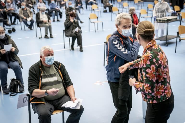 Mandag var det store prikkedag landet over, hvor flere end 100.000 danskere blev vaccineret mod covid-19. Blandt andet her i Roskilde Kongrescenter, hvor også statsminister Mette Frederiksen (S) lagde vejen forbi.