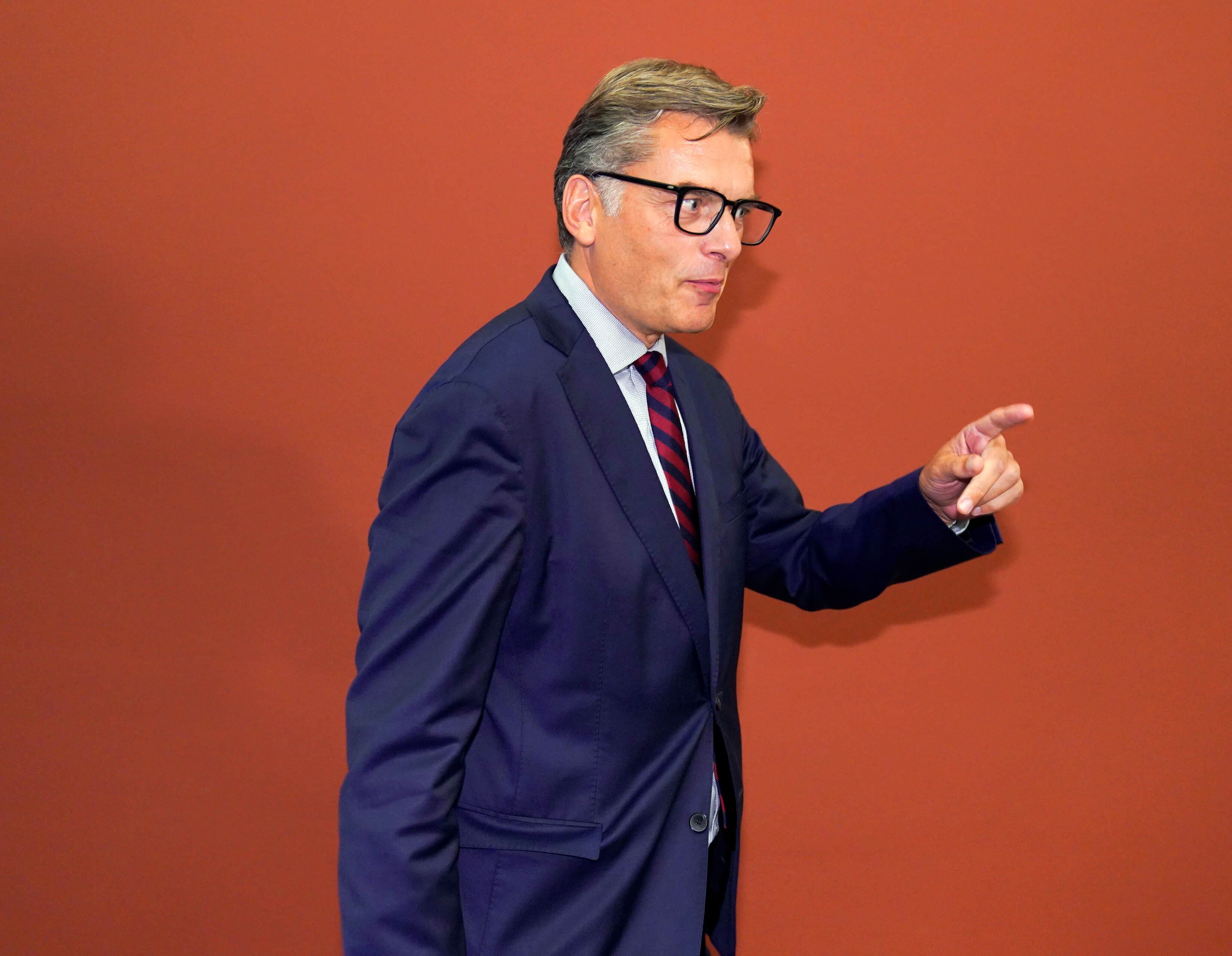 Jan E. Jørgensen går næsten altid i jakkesæt i forbindelse med sit politiske arbejde. Jakkesættet viser, at jeg tager opgaven alvorligt. Dermed ikke sagt, at mine kolleger ikke gør det, fordi selvfølgelig gør de det. siger han.