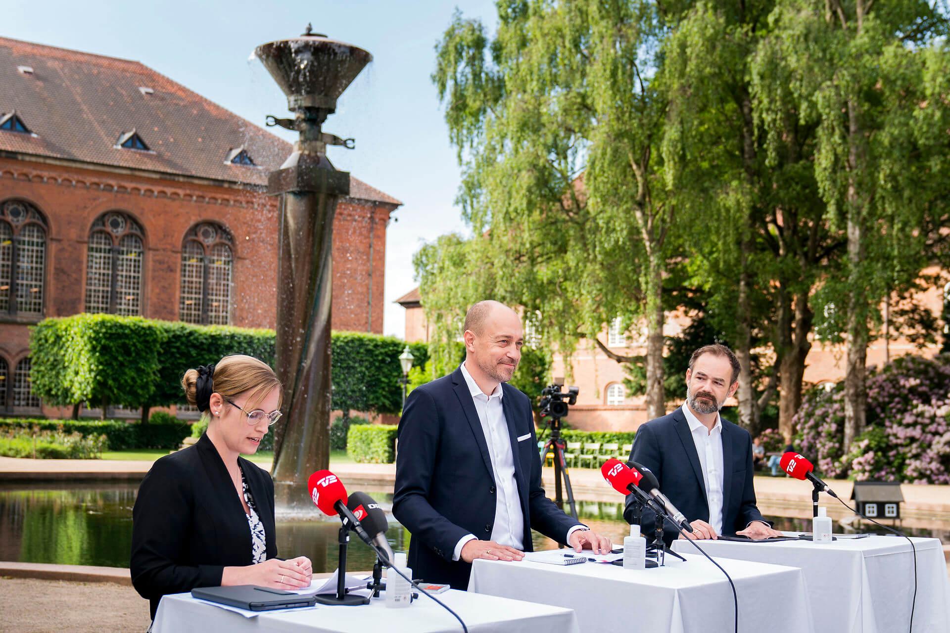Formand for Danske Regioner Stephanie Lose (V), sundhedsminister Magnus Heunicke (S) og KL-formand Jacob Bundsgaard (S) til pressemøde om de nye sundhedsklynger.