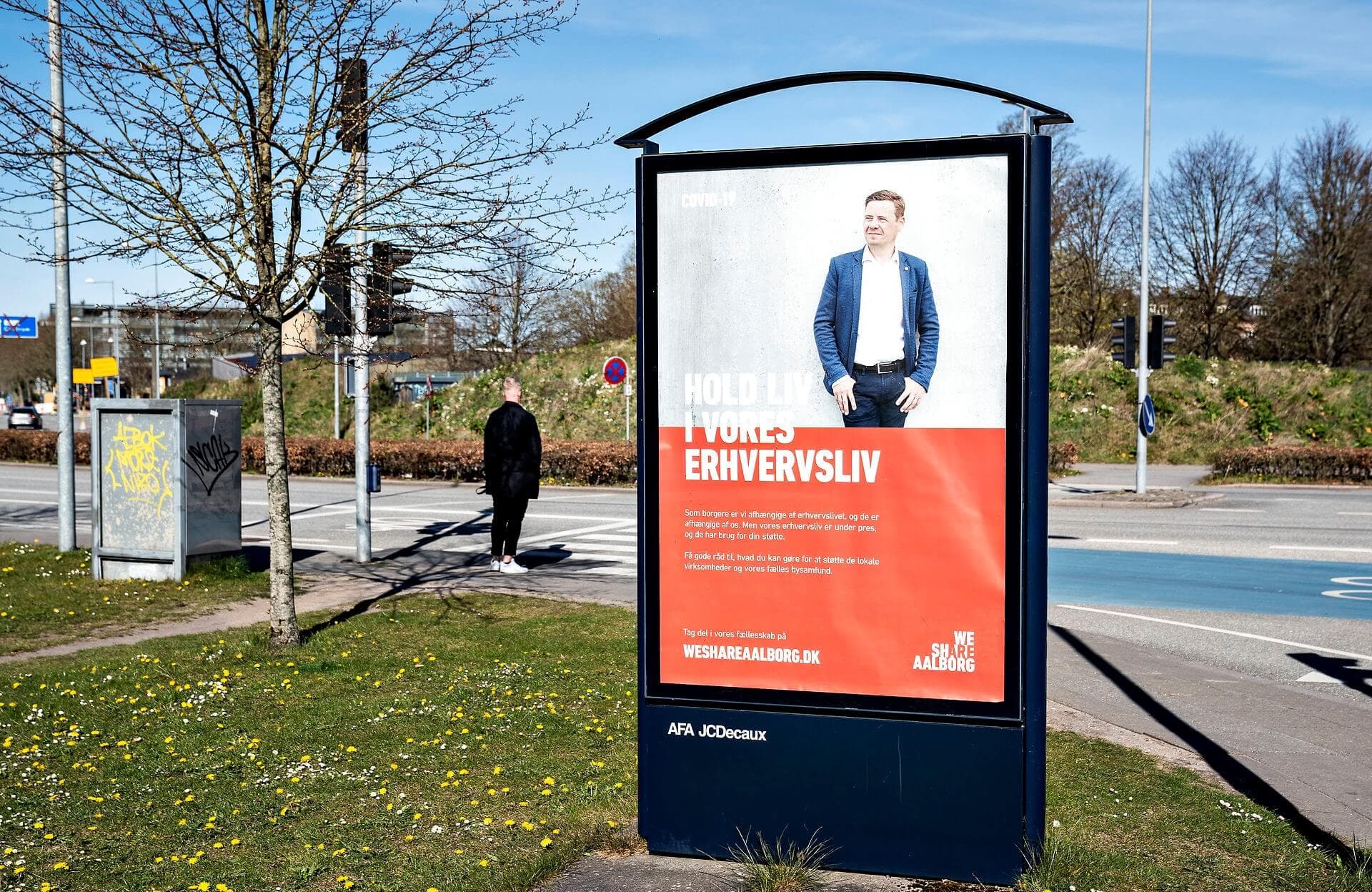 Plakat med Aalborgs borgmester Thomas Kastrup-Larsen (S) med overskriften: Hold liv i vores erhvervsliv. Plakaten lignede til forveksling en valgplakat for borgmesteren, og det gav anledning til en del kritik.