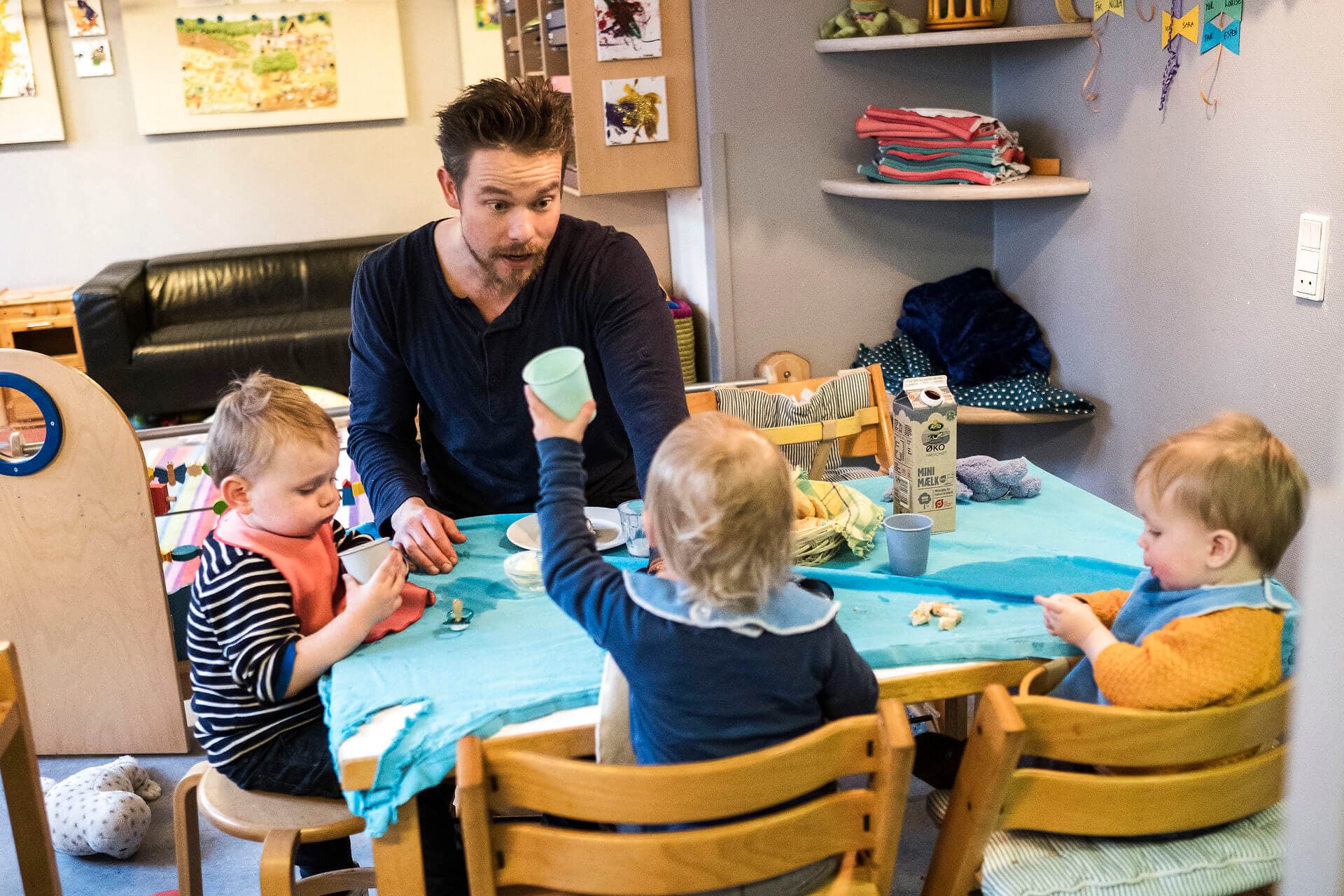 Pædagogernes lave løn skræmmer de unge væk fra faget. Kommunerne bør helt oplagt se på, hvordan man lokalt kan skrue op for lønnen gennem diverse lokalaftaler, skriver Elisa Rimpler. (Arkivfoto.)