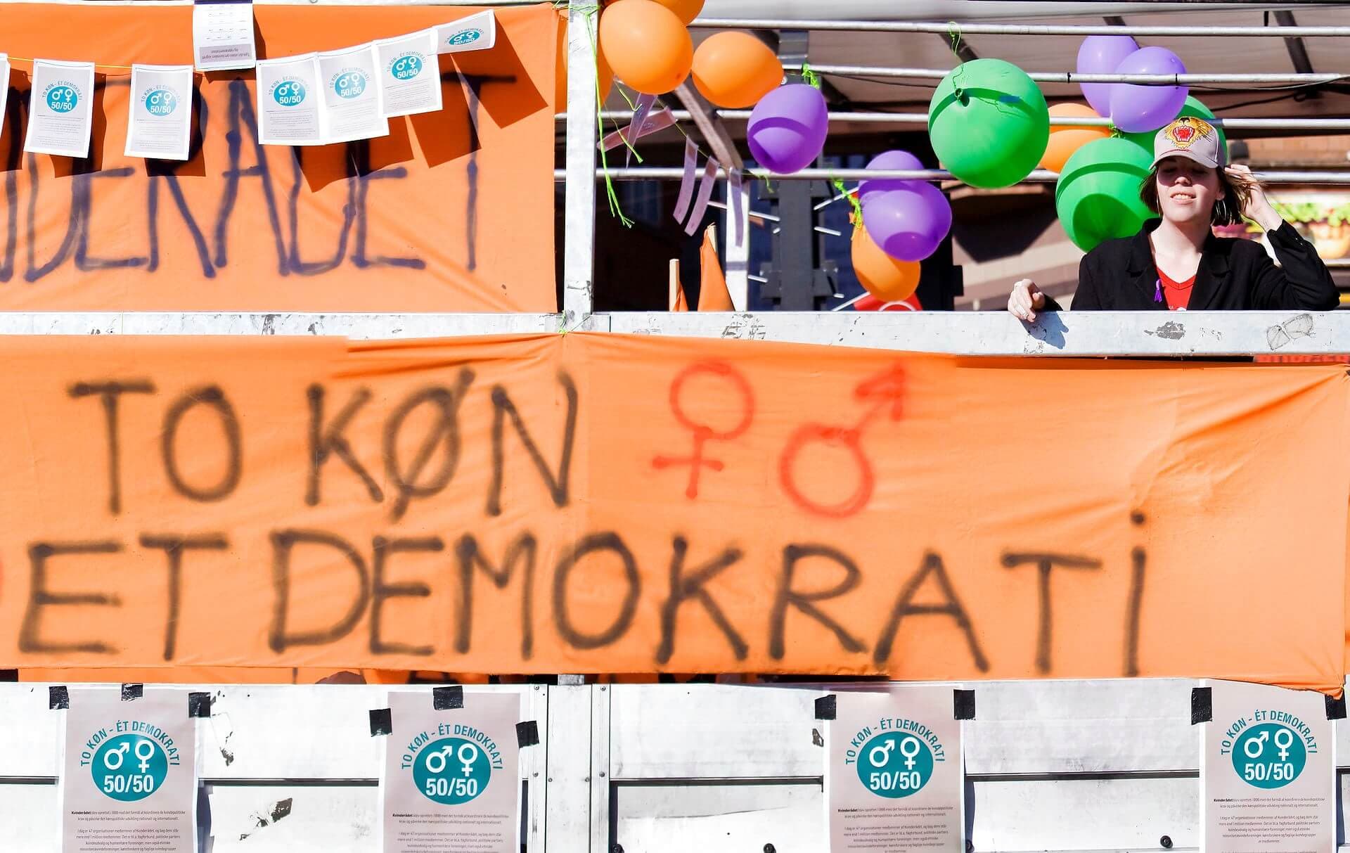 Demonstration i forbindelse med 100 års jubilæum for kvinders valgret. Det var så sent som i 1915, at kvinder og tjenestefolk fik lov til at stille op til valg. Og der er fortsat langt til ligestilling på opstillingslisterne.
