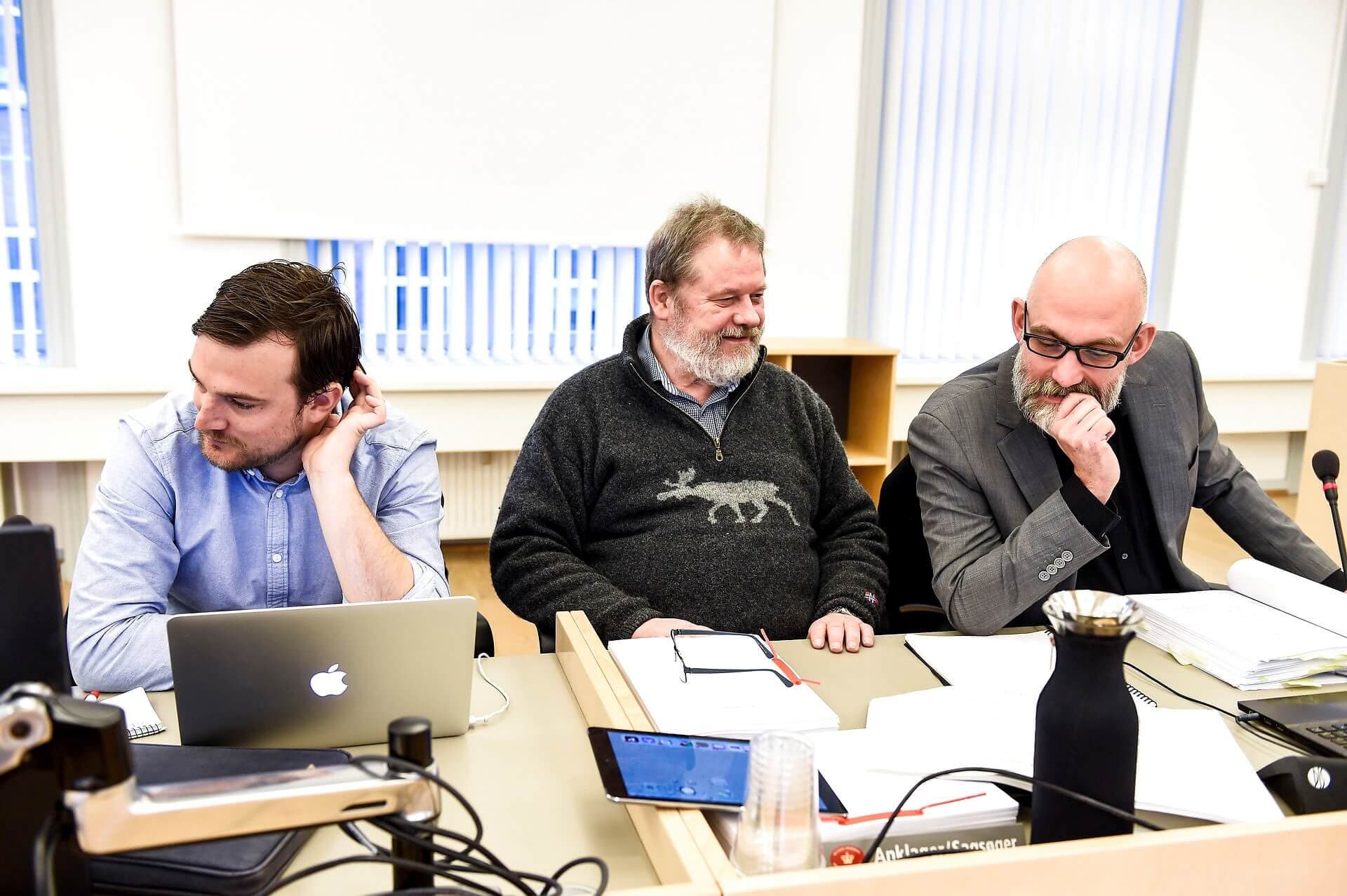 Bjarne Overmark i midten er ofte i retten, enten som advokat for klienter eller som her, da han rejste en sag mod Randers Kommune. Nu skal han selv på anklagebænken.