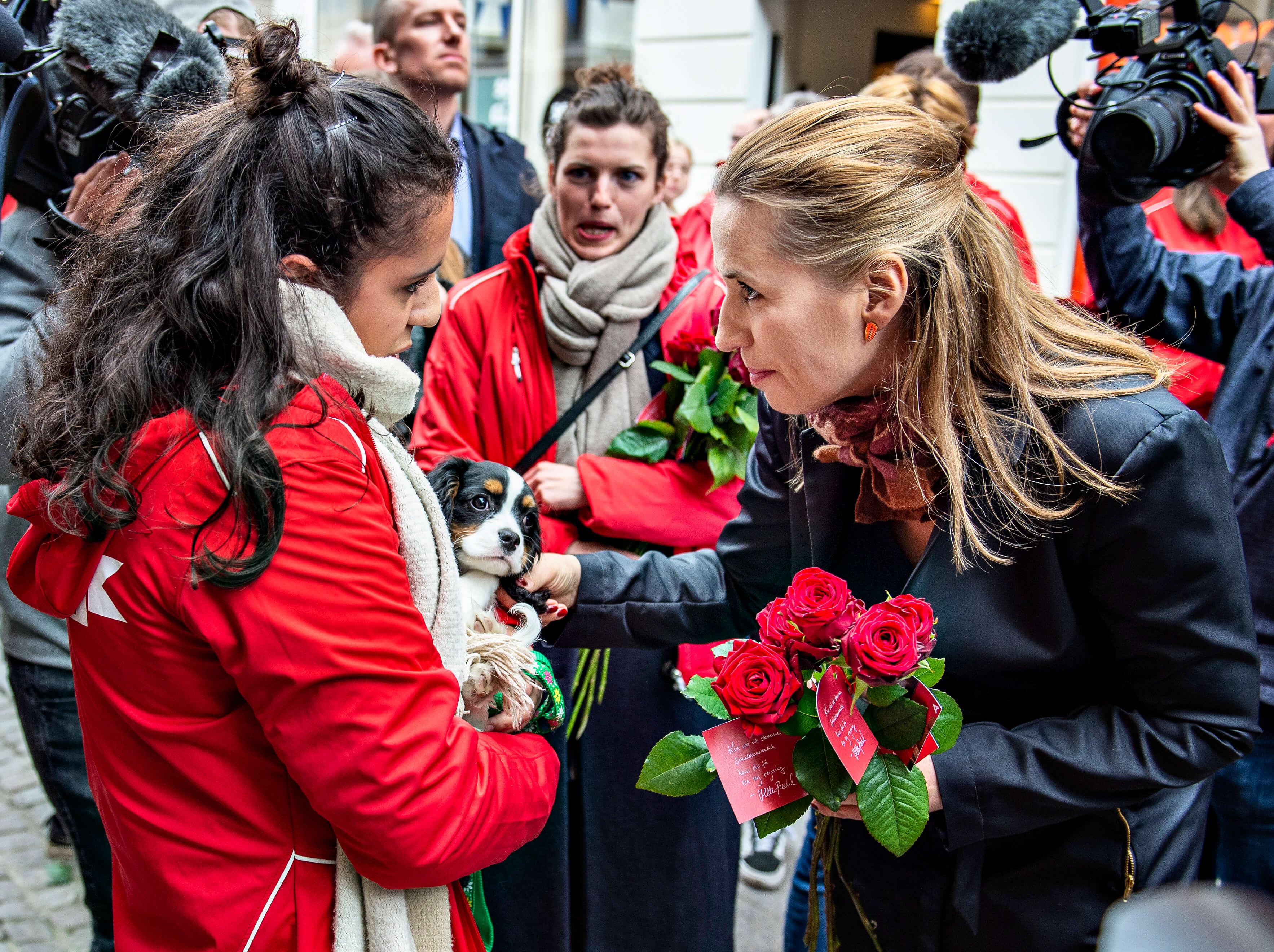 Statsminister Mette Frederiksen har selv anslået, at hun op til Folketingsvalget i 2019 delte i omegnen af 5.000 roser ud. Ifølge TV2 svarer det i CO2-regnskabet til ti flyrejser til Sydeuropa.