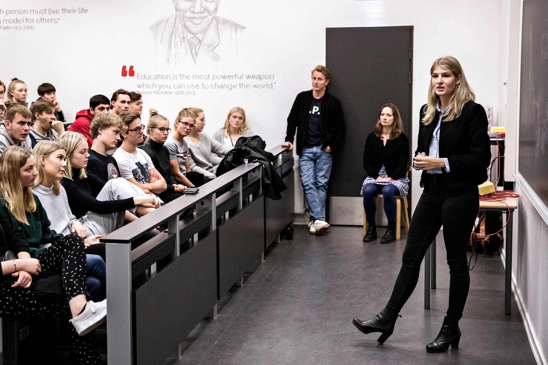 Christina Krzyrosiak Hansens (S) kampagneleder Thomas Billehøj var hendes sparringspartner i valgkampen under KV17, hvor hun her besøger et gymnasium. Han skulle planlægge borgmesterkandidatens kampagne og aktiviteter.