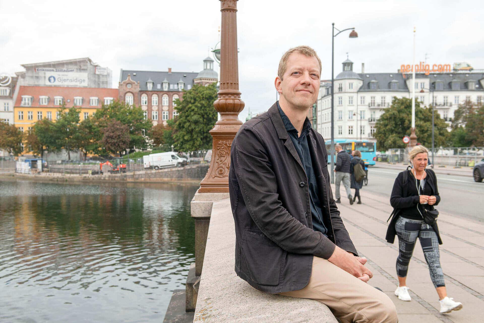 Simon Kjær Hansen har skrevet en bog om, at tæt, højt og fælles byggeri er bæredygtigt. 

