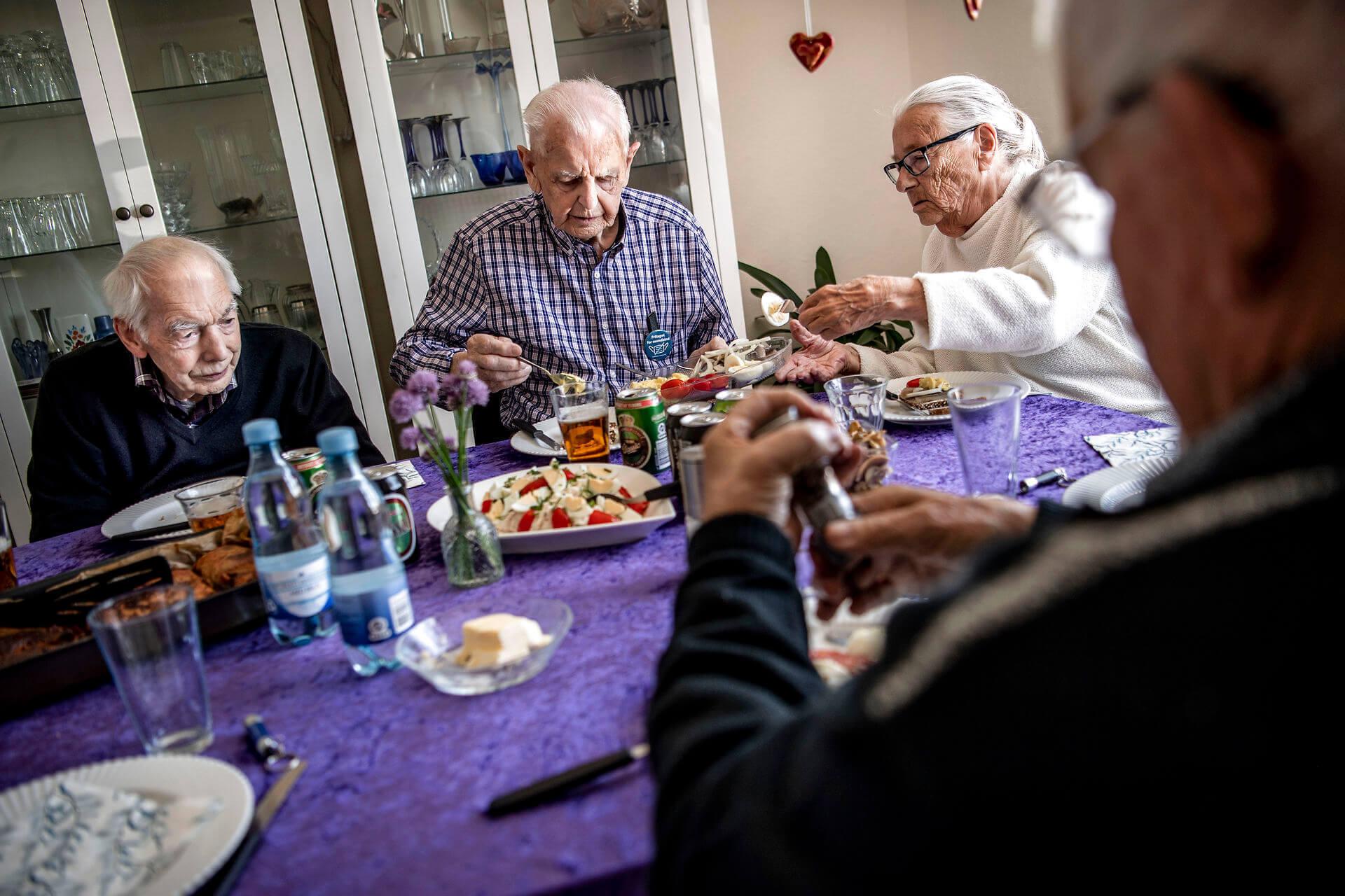 Klippekort-ordning i ældreplejen styrker de ældre socialt og øger deres selvbestemmelse, skriver ældrerådenes formand. Her er det en gruppe ensomme ældre på Jegindø, der mødes og spiser sammen.
