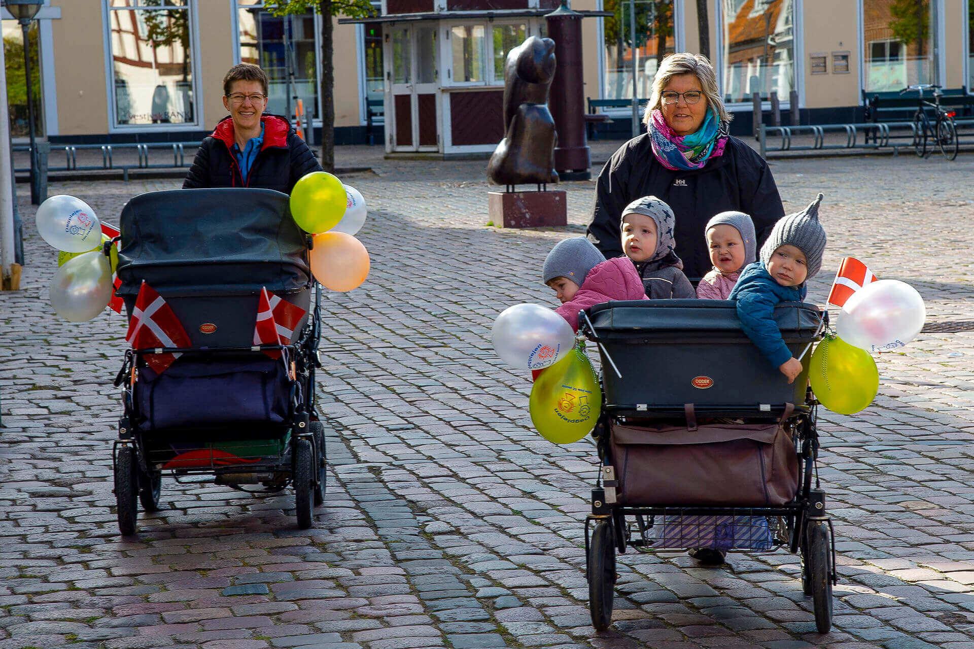 Én fast voksen til en lille børnegruppe i hjemlige rammer understøtter det vigtige relationsarbejde, som især børn i alderen 0-2 år har brug for, skriver Birgit Stechmann. Billedet er fra Dagplejens Dag i Ringkøbing.