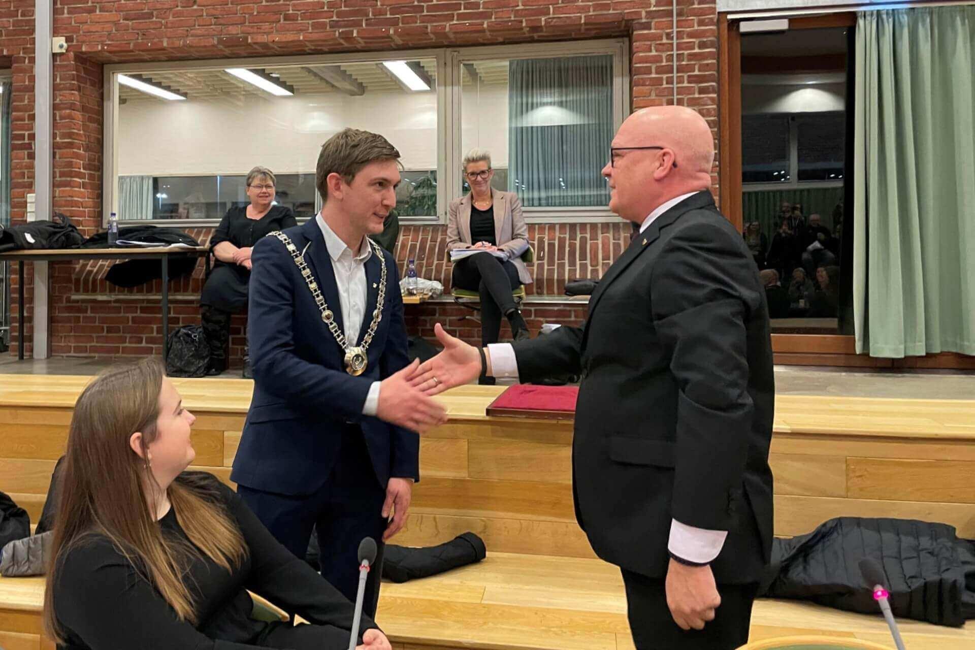 Efter tre konstitueringsaftaler og hjælp fra sin partiformand endte Emil Blücher (LA) med borgmesterkæden i Solrød.