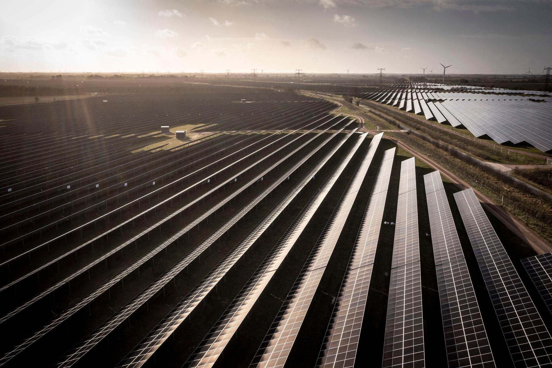 Her ses Nordeuropas største solcellepark, der ligger vest for Aabenraa. Den breder sig over, hvad der svarer til mere end 400 fodboldbaner. 