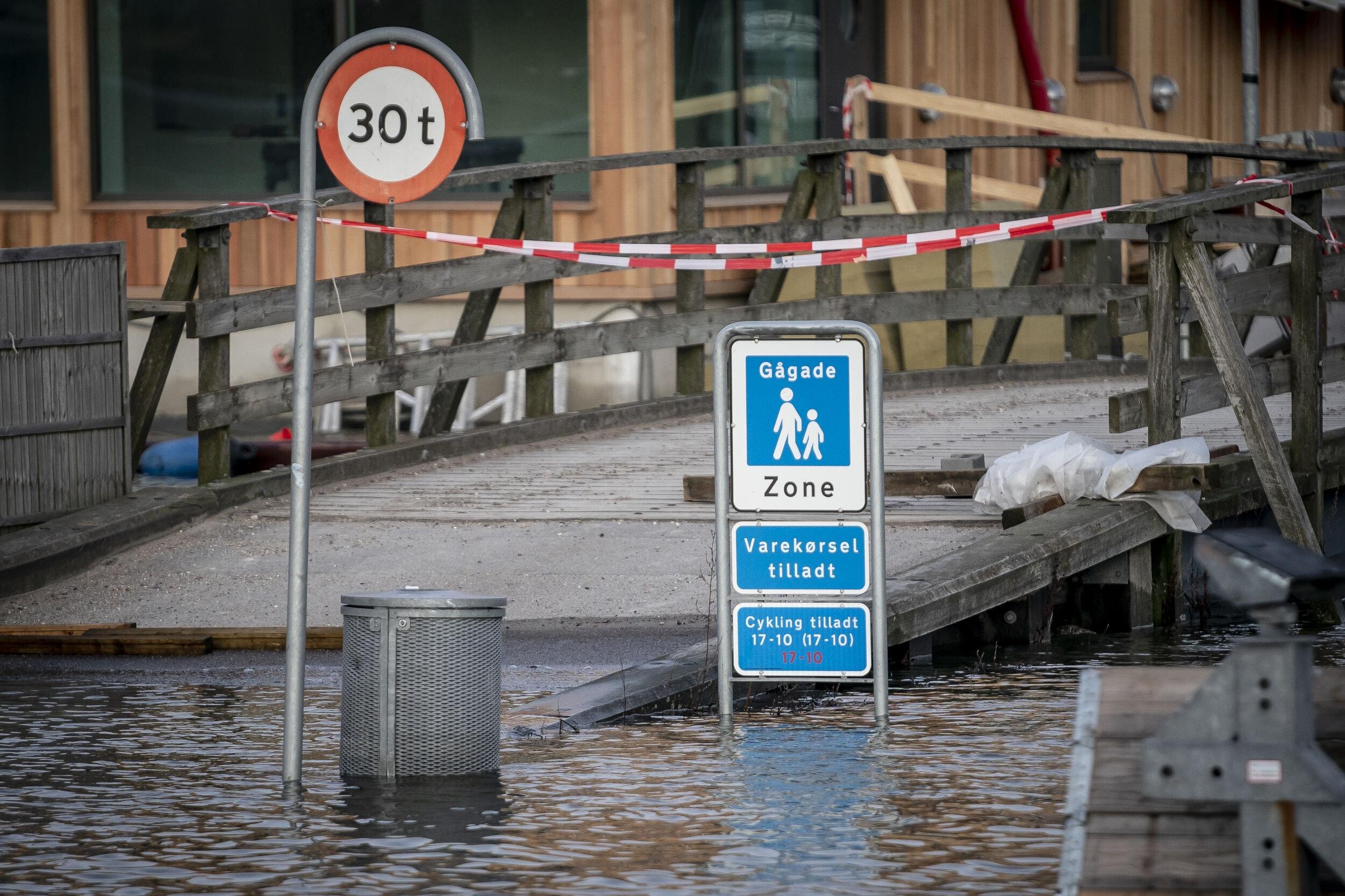 DMI har onsdag udsendt et varsel om meget farligt vejr med forhøjet vandstand i den sydlige del af Lillebælt, den vestlige del af Østersøen samt området omkring Køge Bugt. 